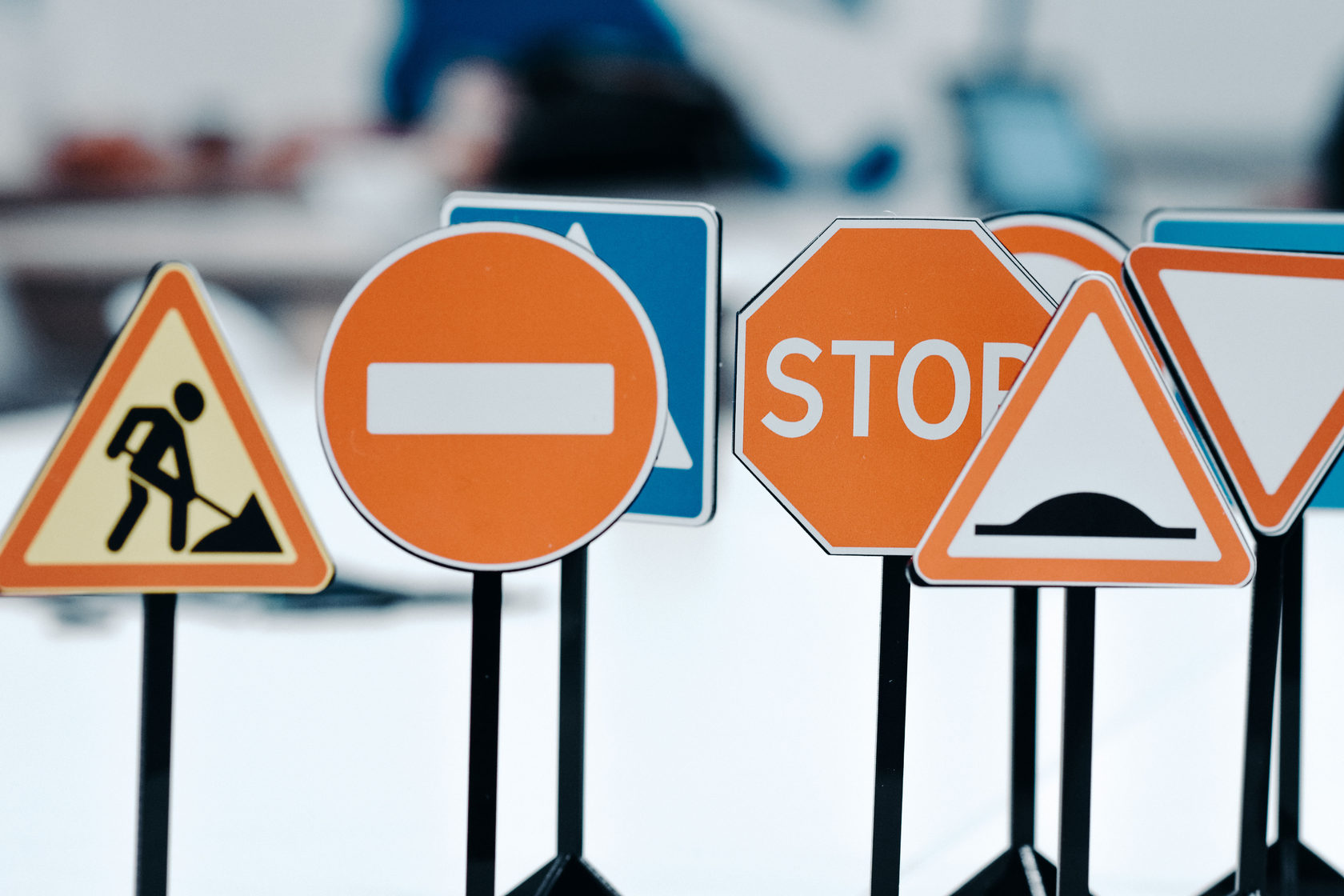 Установка дорожных знаков 