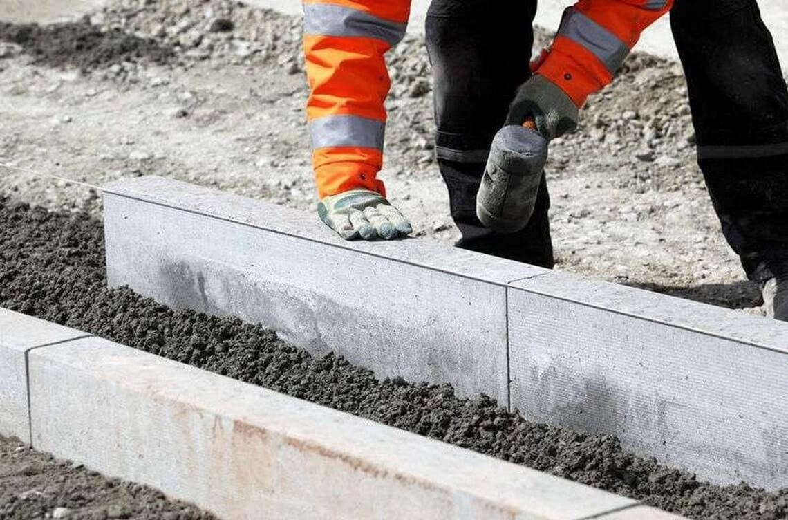 Производство, установка дорожных бордюров